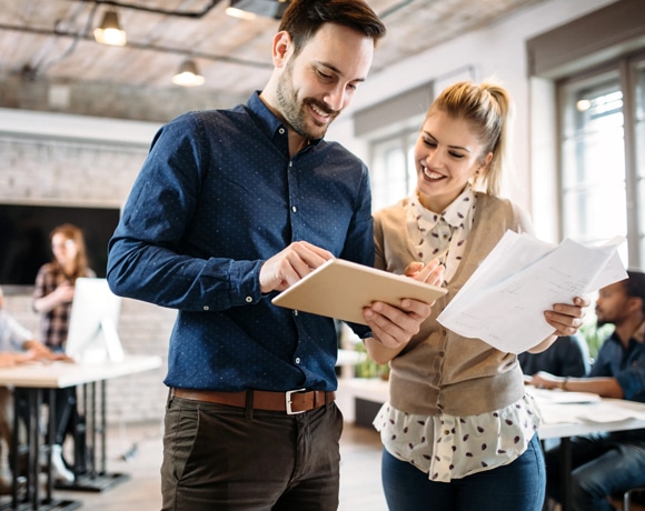 "Professionele medewerkers van een administratiekantoor geconcentreerd aan het werk in een modern en goed georganiseerd kantoor, omringd door computers, documenten en financiële grafieken, die de hoogwaardige en efficiënte dienstverlening van het kantoor weerspiegelen.