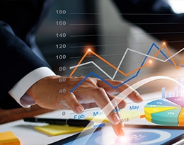 Professionele medewerkers van een administratiekantoor geconcentreerd aan het werk in een modern en goed georganiseerd kantoor, omringd door computers, documenten en financiële grafieken, die de hoogwaardige en efficiënte dienstverlening van het kantoor weerspiegelen.