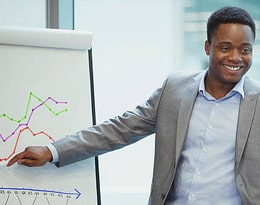 Professionele medewerkers van een administratiekantoor geconcentreerd aan het werk in een modern en goed georganiseerd kantoor, omringd door computers, documenten en financiële grafieken, die de hoogwaardige en efficiënte dienstverlening van het kantoor weerspiegelen.